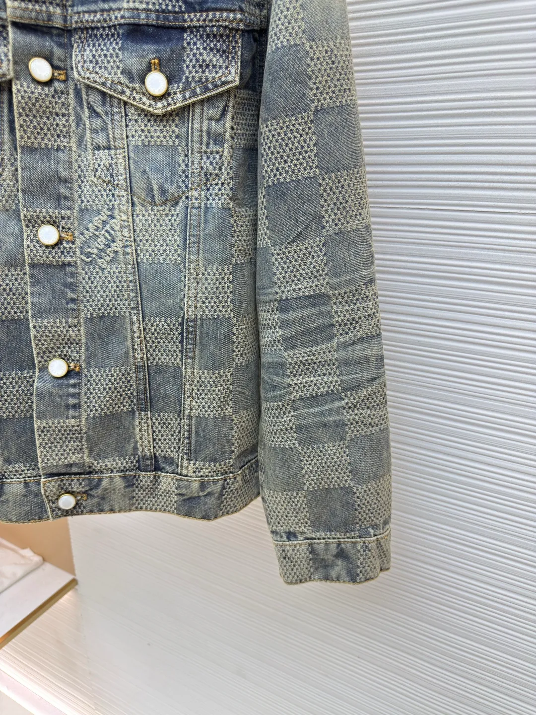 LOUIS VUITTON Yellow checkerboard denim jacket ●Authentic product: purchased and developed by 16499 ●Item number: 1680610-C20 ●Fabric: denim fabric ●Technology: jacquard production ●Version: fitted version ●Weight: about 935 grams ●Size: 46-48-50-52 ●Description: The fabric is integrated into 3D Damier jacquard, a classic plaid pattern combined with 3D jacquard technology, is a process of weaving three-dimensional patterns on the fabric through a loom. Fading and distressing effect, this fabric uses sand washing process and special dyeing technology. The natural wear and fading effect of the denim after washing makes it look more retro and historical. The overall wiring is straight and delicate, the fabric is comfortable and soft, and the color is consistent without color difference. It can be matched with the same style to create a fashionable look and control various occasions. Customized accessories, complete with three standards, same style for men and women!